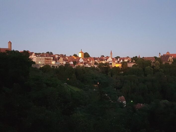 Blick von Rothenburg über das abendliche Taubertal