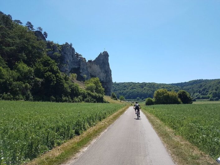 der Burgstein vor Dollnstein mit seinem Gipfelkreuz