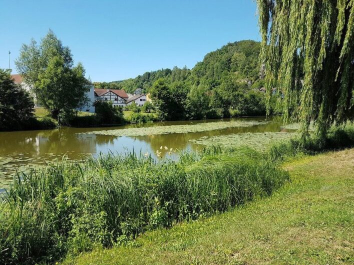 Blick auf die Altmühl bei Dollnstein und ein idyllisches Dorf