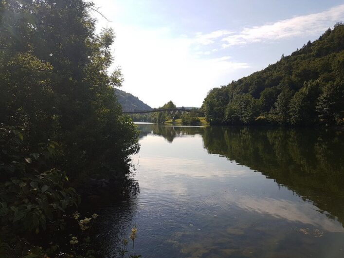 Holzbrücke Tatzelwurm überquert den Main-Donau-Kanal