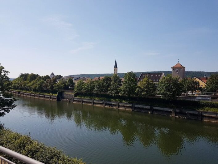 Blick auf Kelheim auf der gegenüberliegenden Seite der Donau