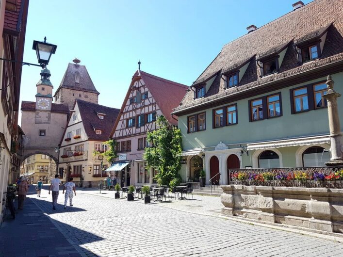 Blick auf Fachwerkhäuser in Rothenburg, den Röderbogen und den Markusturm mit einem Storchennest