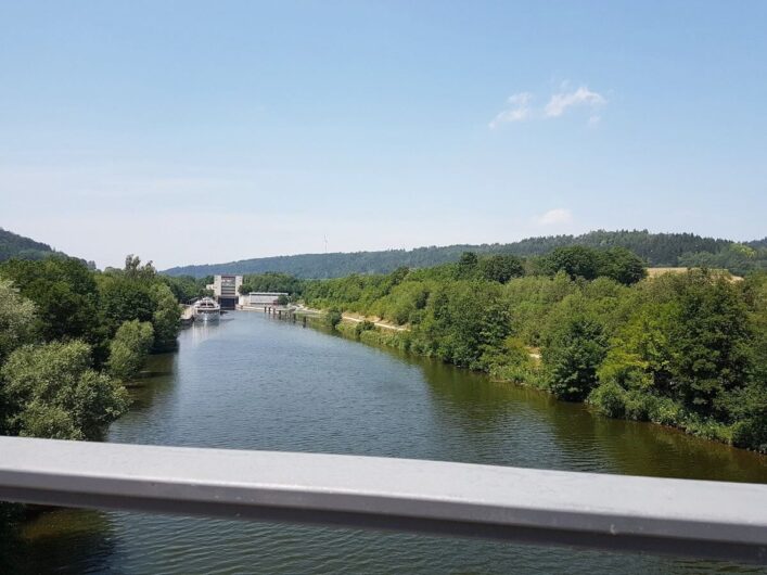 Schiff auf der Altmühl vor Riedenburg