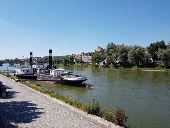 Schiff auf der Donau in Regensburg