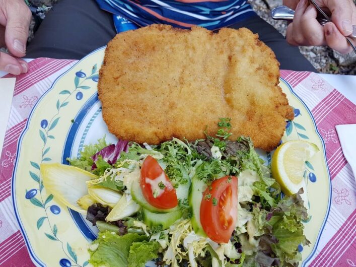 Sommerliches Wiener Schnitzel in der Kreuzschänke in Regensburg