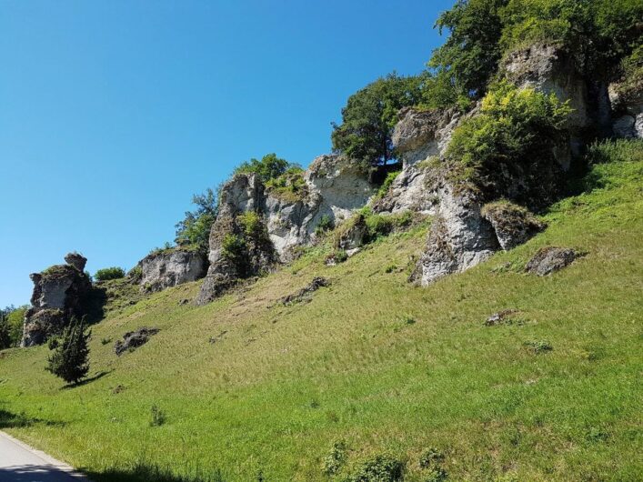 die Jurafelsen der Zwölf Apostel im Altmühltal