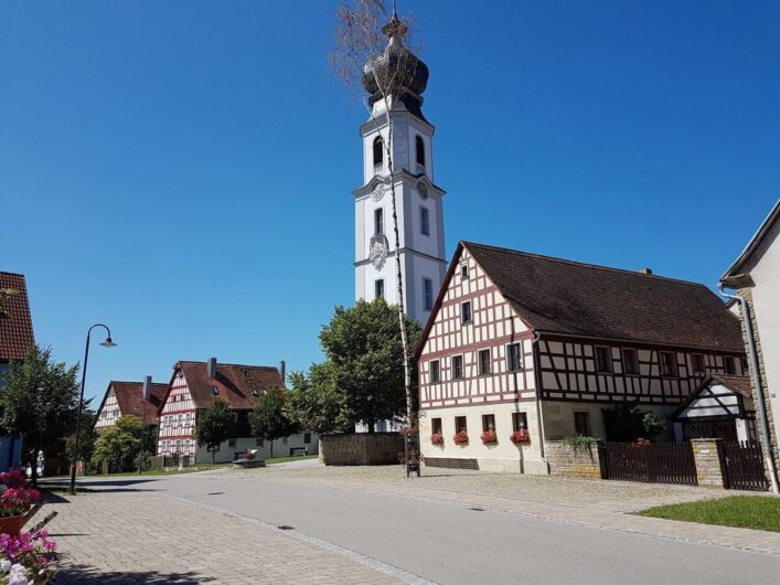 typisches fränkisches Dorf mit Kirche und Fachwerkhäusern