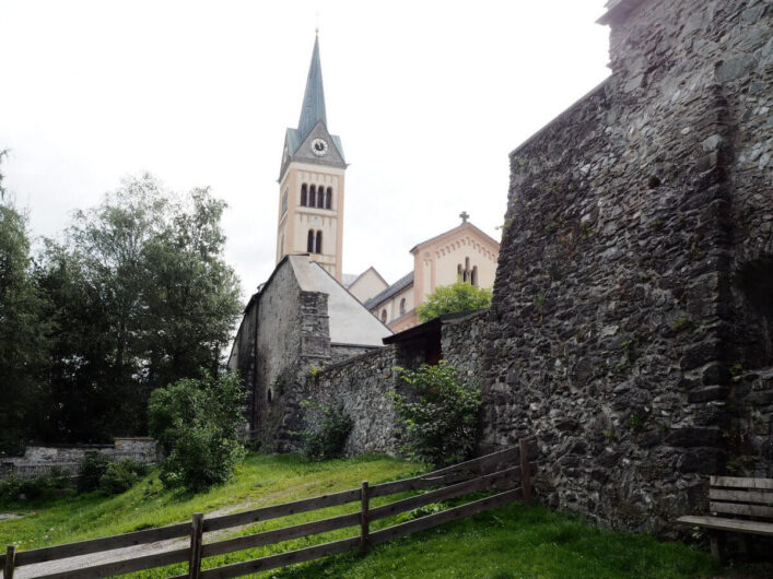 Blick auf die Stadtmauer und Pfarrkirche von Radstadt