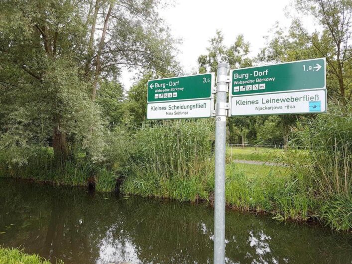 Wegweiser an der Schleuse in Burg im Spreewald