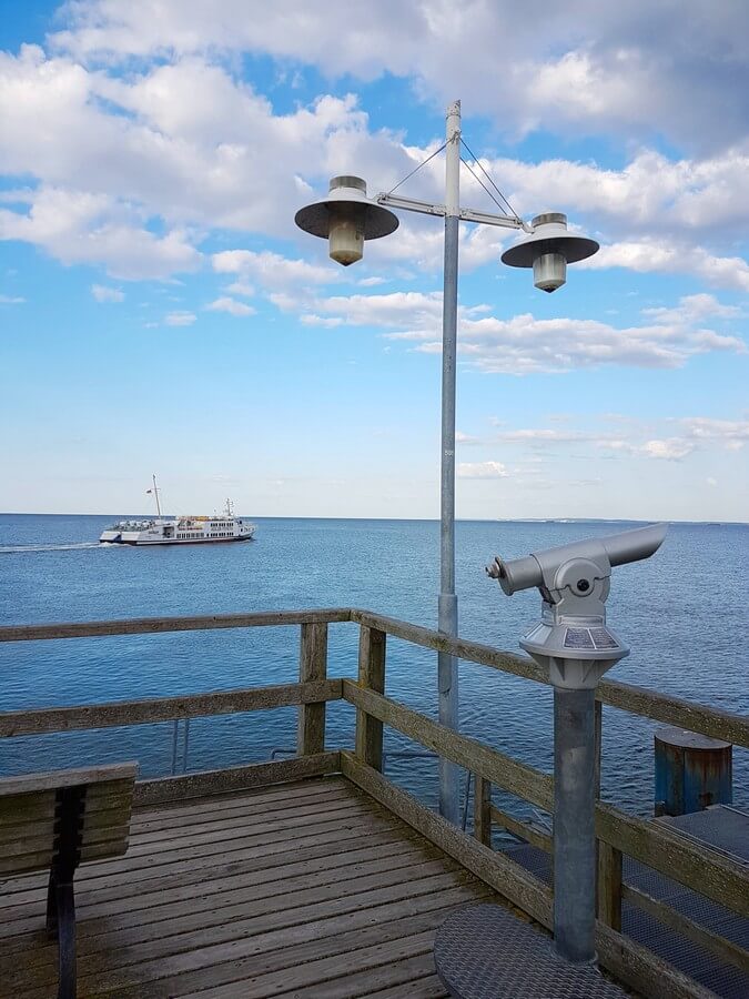 Blick über die Ostsee und auf eines der Adler-Schiffe am Ende der Seebrücke Bansin