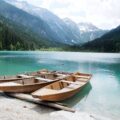 2 Holzboote auf dem grün-blau schimmernden Jägersee vor einer Bergkulisse