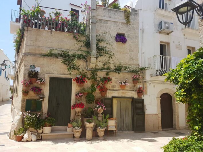 Haus mit Blumen in der Altstadt von Monopoli