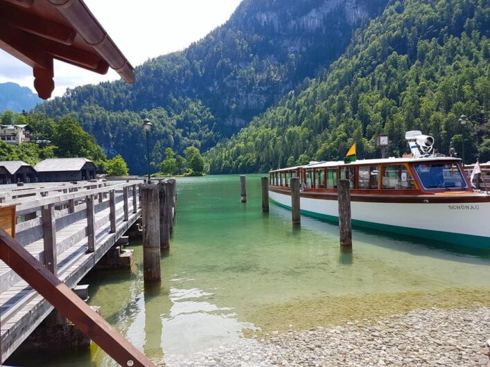 Schiff und Steg am Königssee