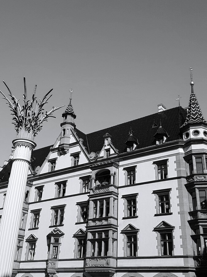 Foto am Nikolaikirchhof Leipzig in schwarzweiß