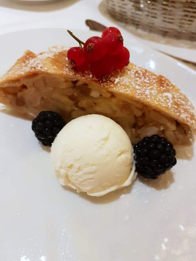 Apfelstrudel mit Vanilleeis als Dessert im Maritim Hotel München