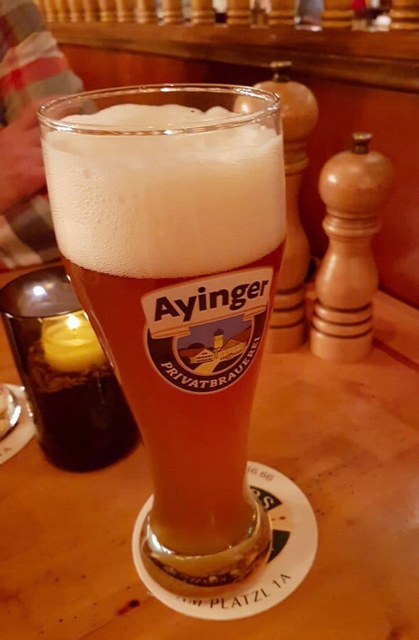 ein Glas Ayinger Weißbier