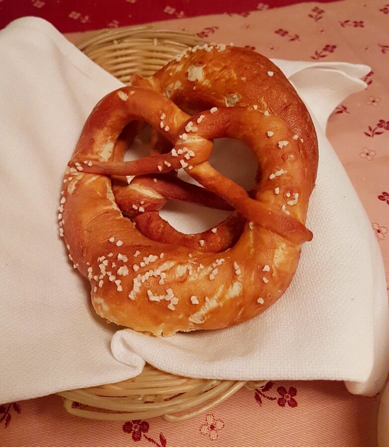 Korb mit frischen Brezn im Wirtshaus Zum Kuchlverzeichnis