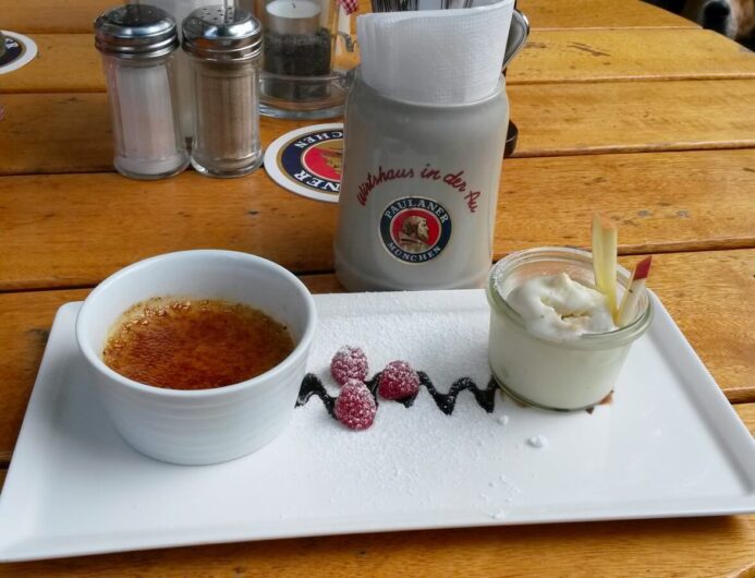 Creme Brulee mit Apfeleis im Wirtshaus in der Au in München