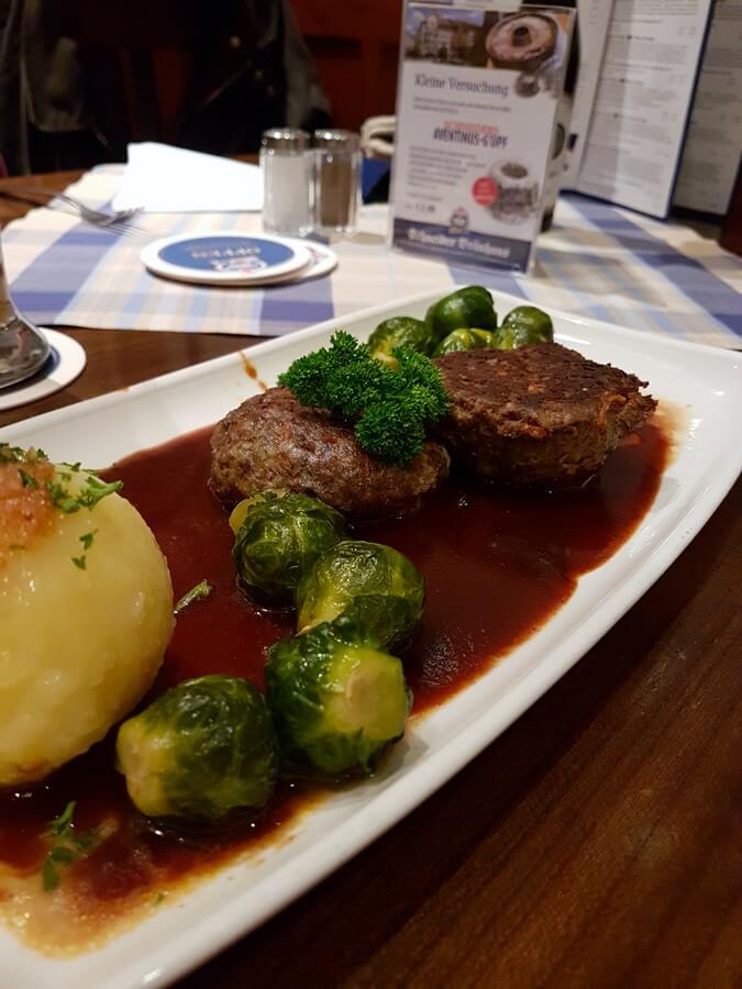 Fleischpflanzerl mit Rosenkohl und Knödel bei Schneider Bräu