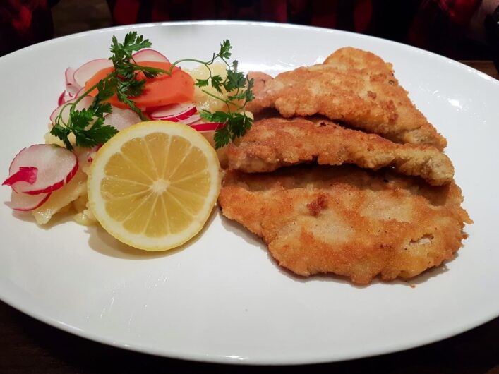 Gebackenes Schnitzel mit Kartoffelsalat