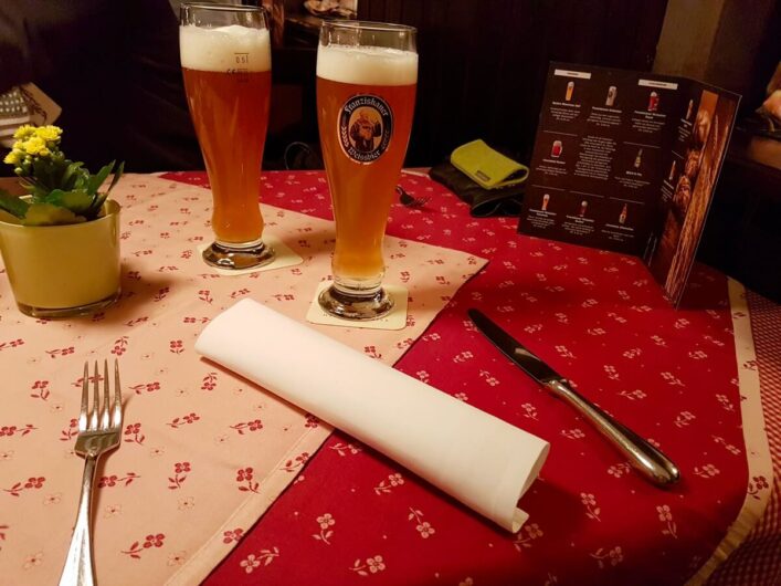 gedeckter Tisch mit zwei Gläsern Paulaner Weißbier 