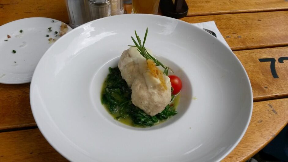 Knödel auf Blattspinat im Wirtshaus in der Au