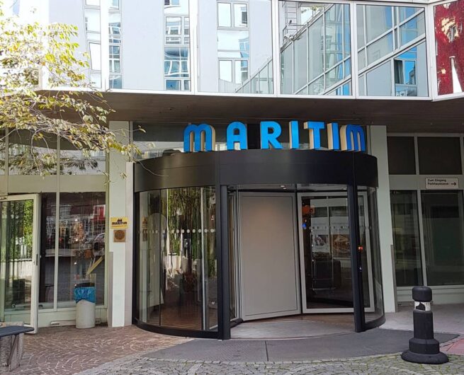 Blick auf den Eingang des Hotel Maritim in München
