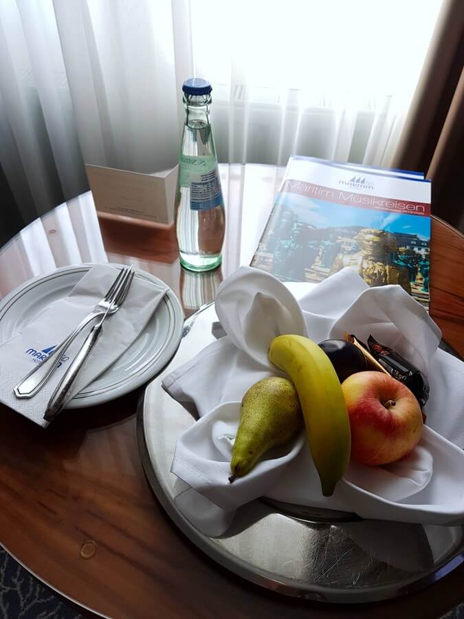 Obstteller und Mineralwasser zum Empfang im Maritim Hotel München