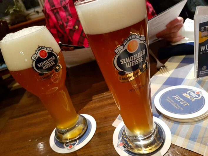 zwei Gläser mit Schneider Weisse