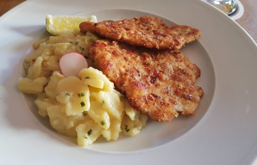 Schnitzel in Breznpanade mit Kartoffelsalat im Wirtshaus Zum Straubinger