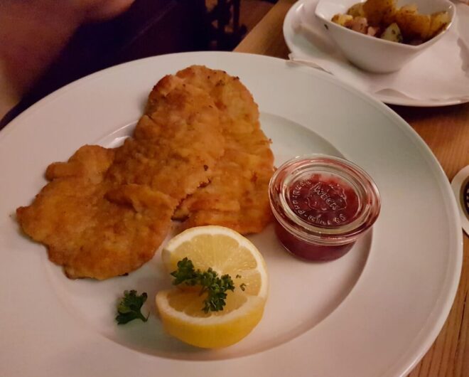 Wiener Schnitzel mit Preiselbeeren und Bratkartoffeln 