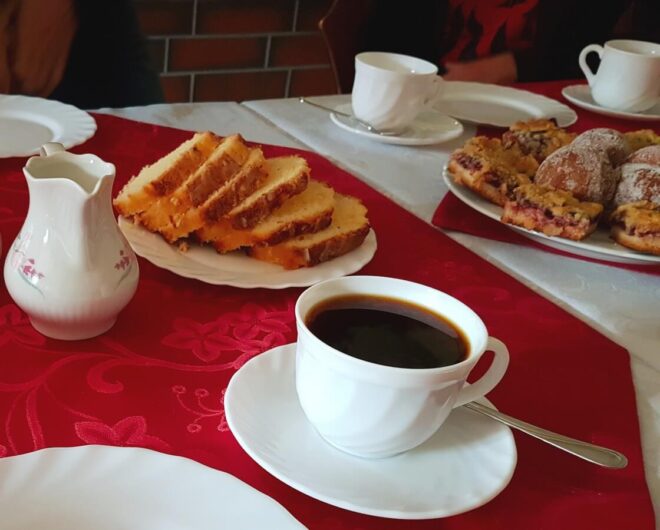 selbstgebackener Kuchen und Kaffee