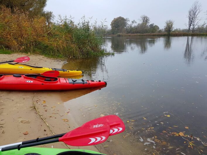 Kanus am Ufer in Nitzow