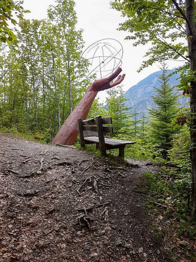 Skulptur mit ausgestreckter Hand am Besinnungsweg in Pertisau