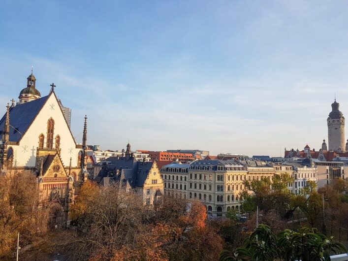 Blick auf die Thomaskirche und die Leipziger Innenstadt