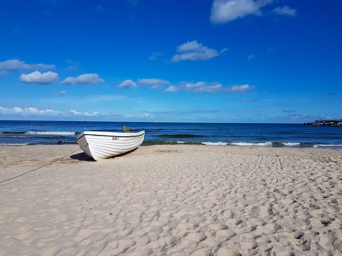 Holzboot am Strand direkt am Meer