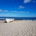 Holzboot am Strand direkt am Meer