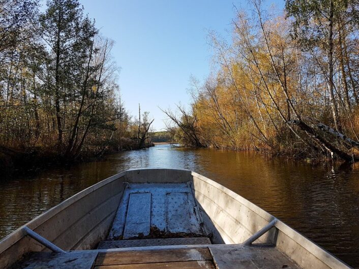 Fahrt mit dem Fischerboot auf einer Verbindung zwischen den Seen im Seenland Oder-Spree