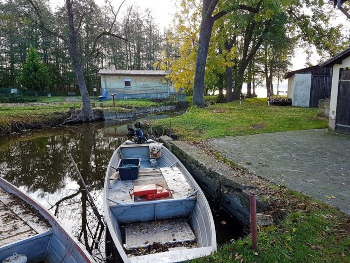 Fischerboot der Fischerei Köllnitz steht bereit zur Abfahrt