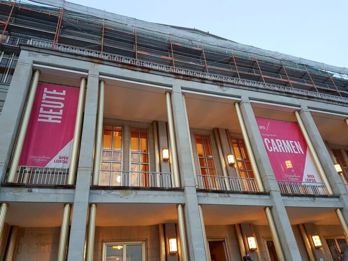 Blick auf das Operhaus Leipzig mit dem Hinweis auf das Abendprogramm Carmen