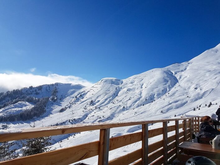 Blick von der Terrasse des Restaurant Steigegg auf die verschneiten Berge von Fiss