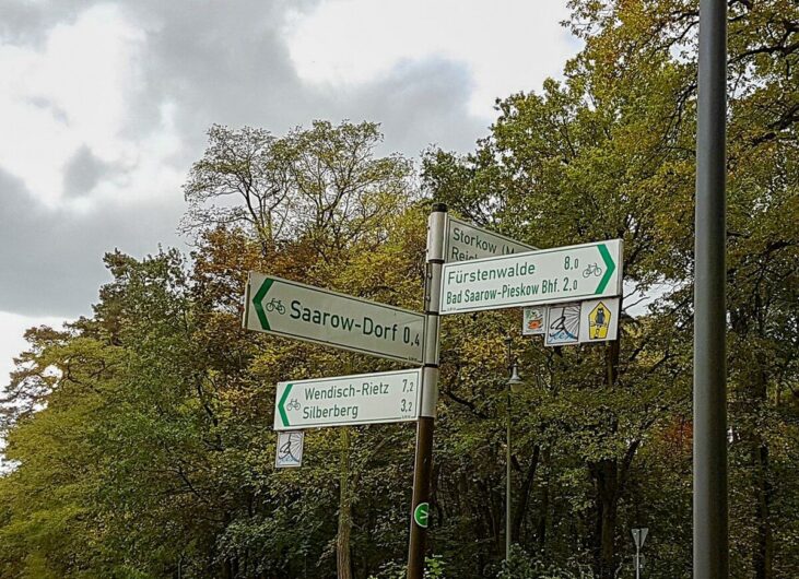 Hinweisschilder am Radweg im Seenland Oder-Spree