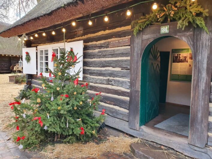 Haus im Museumsdorf Lehde im Spreewald mit Weihnachtsbaum vor der Tür