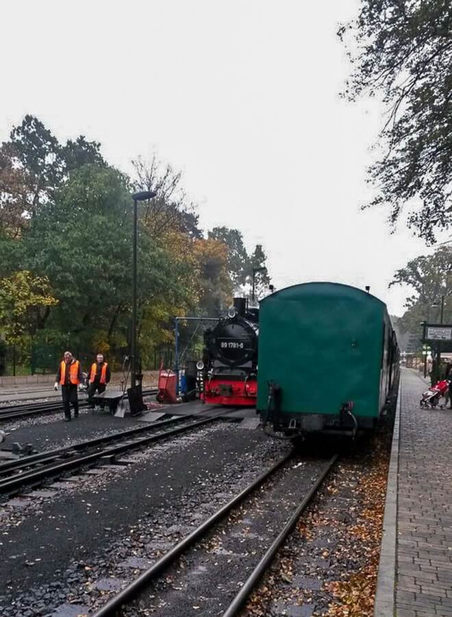 Rasender Roland im Bahnhof