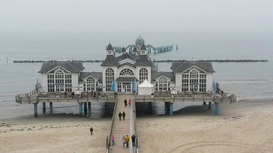 Blick auf die Seebrücke in Binz