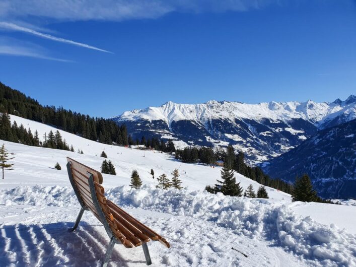 Bank mit Aussicht auf die Bergwelt