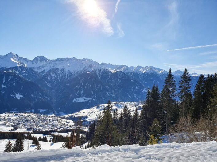 Ausblick auf das verschneite Fiss und die umliegende Bergwelt