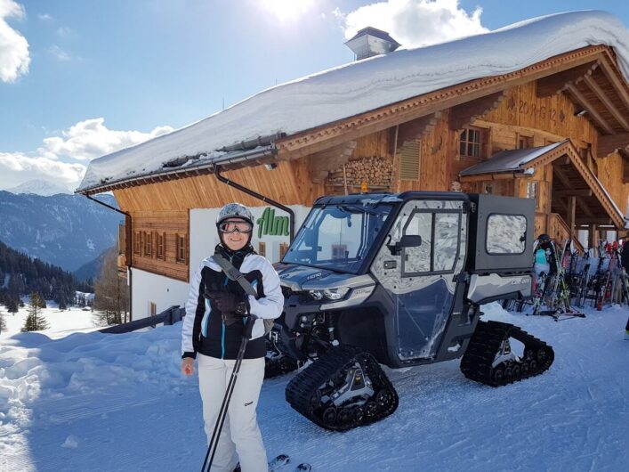 Martina im Ski-Outfit vor der Hög Alm