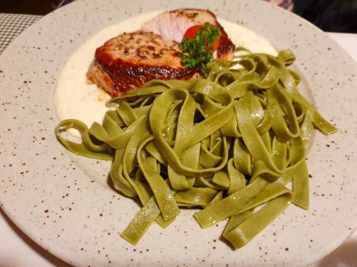 Schweinefilet mit gründen Nudeln