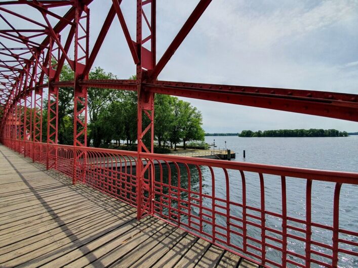 Brücke zur Greenwichpromenade am Tegeler See